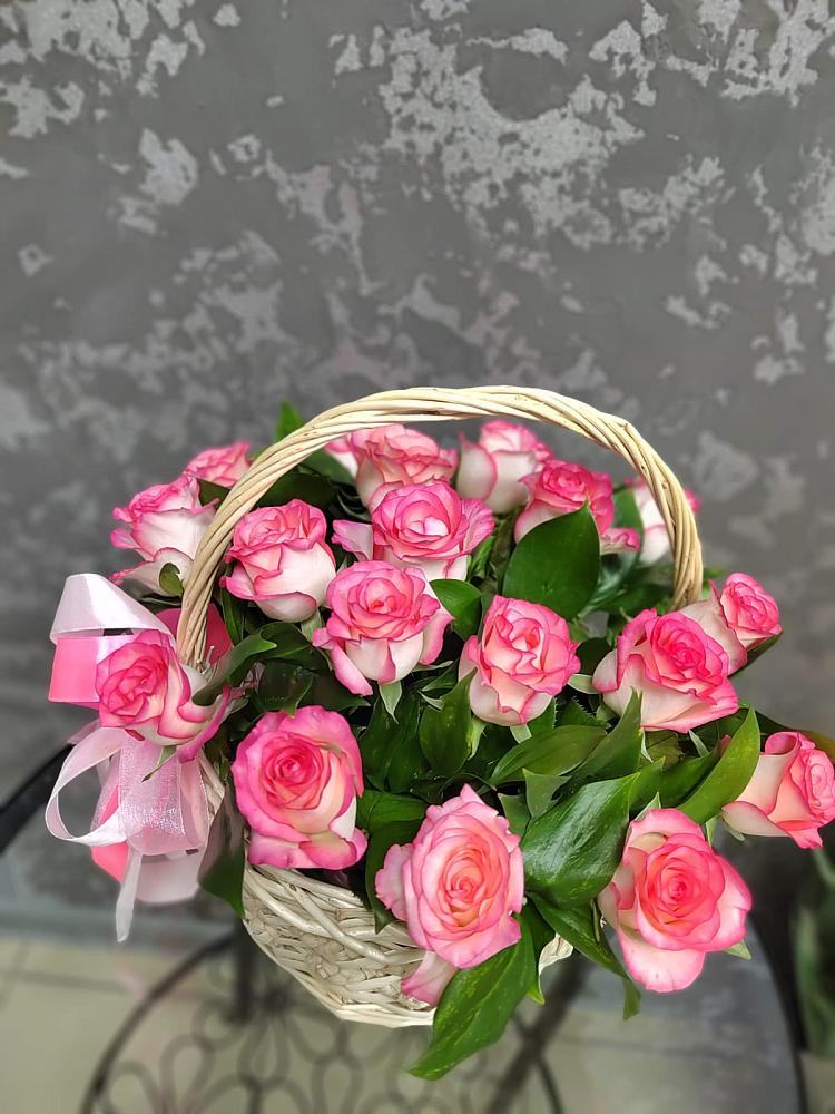 Цветочная композиция из Розы в корзине в Центральный