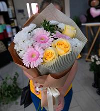 Букет цветов из:  Герберы, Розы и Хризантемы в Центральный