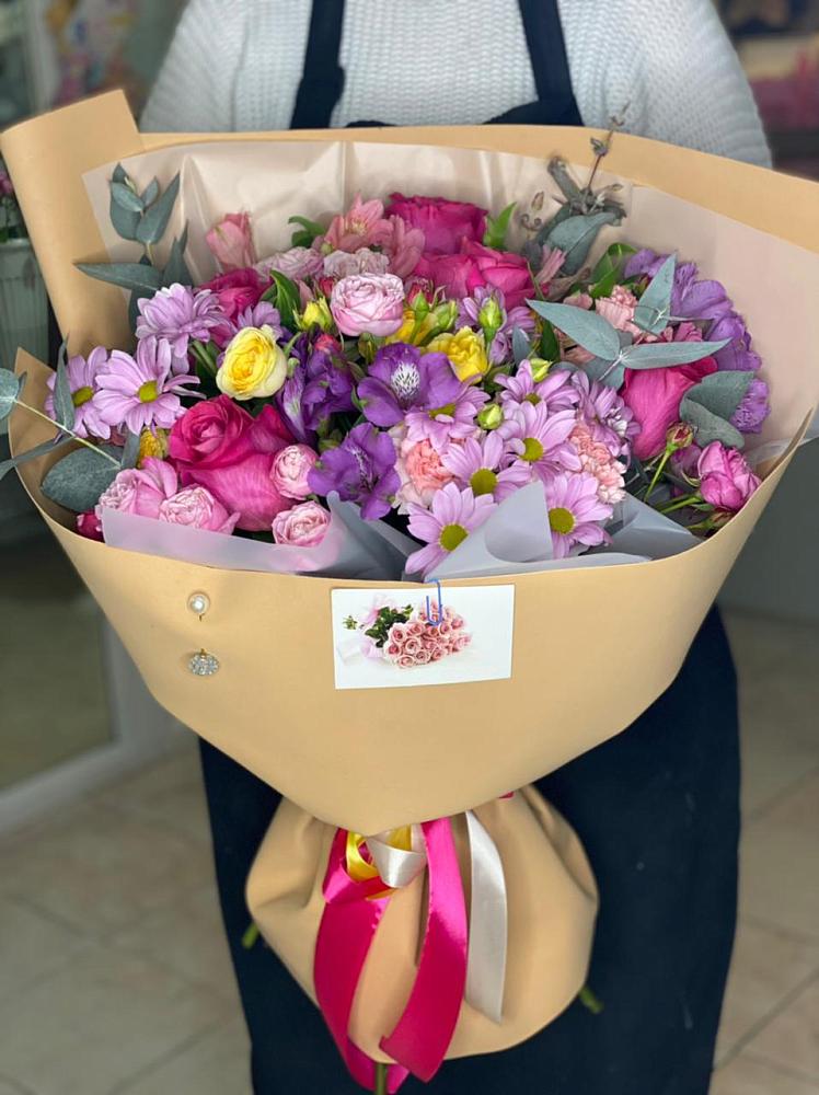 Букет цветов из: Хризантемы, Гвоздики и Альстромерии в Центральный