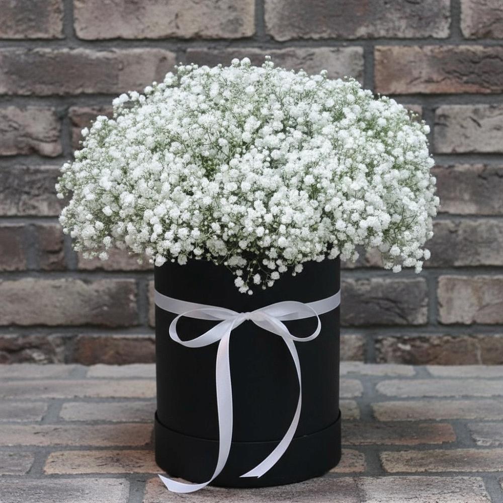 Цветочная композиция из Гипсофила в шляпной коробке в Центральный