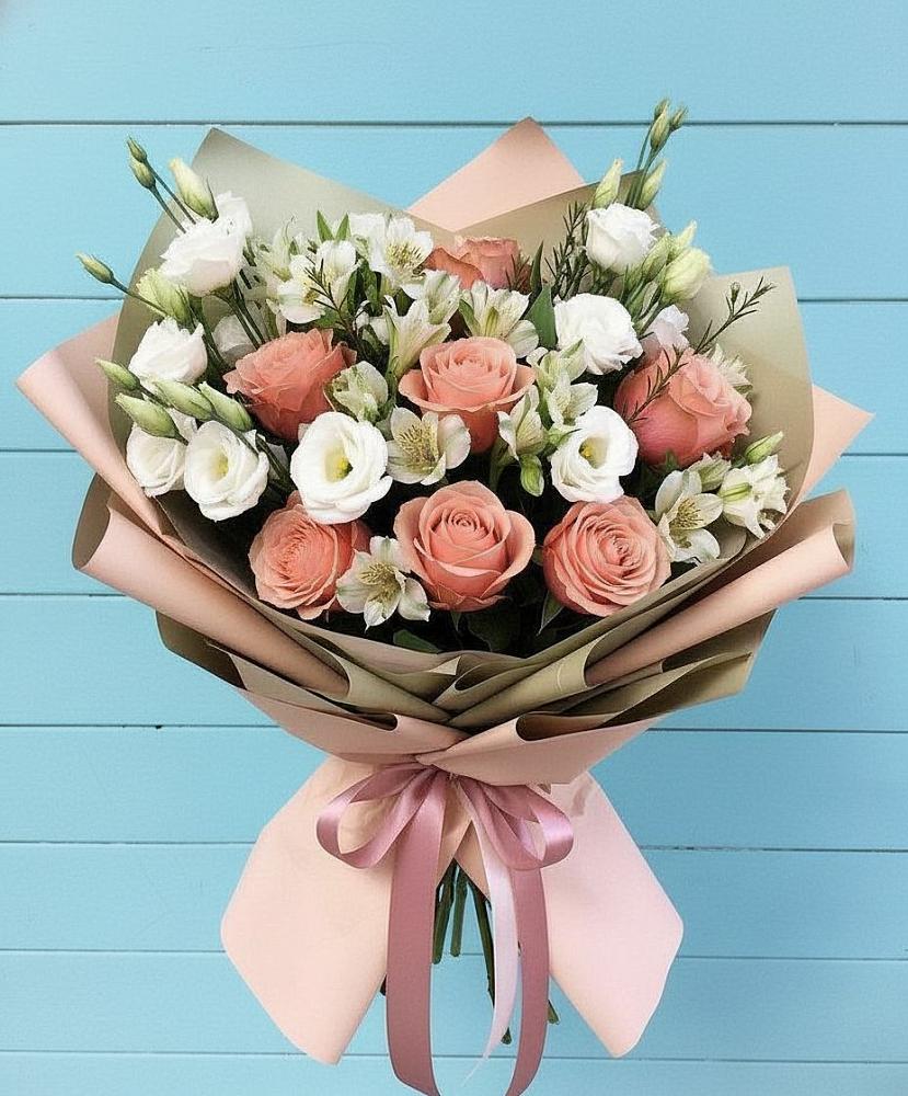 Букет цветов из: Розы, Альстромерии и Лизиантусы в Центральный