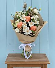 Букет цветов из:  Альстромерии, Лизиантусы, Розы и Хризантемы в Центральный