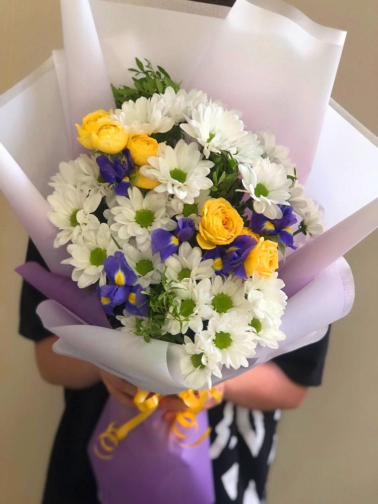 Букет цветов из: Ирисы, Хризантемы и Розы в Центральный