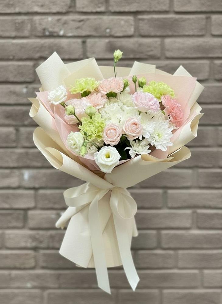 Букет цветов из: Гвоздики, Розы, Лизиантусы и Хризантемы в Центральный