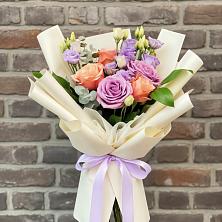 Букет цветов из:  Лизиантусы и Розы в Центральный