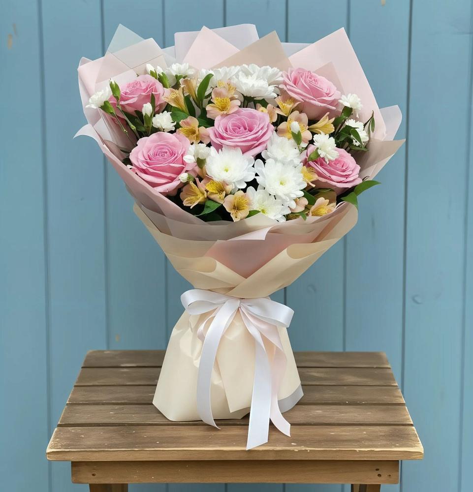 Букет цветов из: Гвоздики, Орхидеи и Розы в Центральный