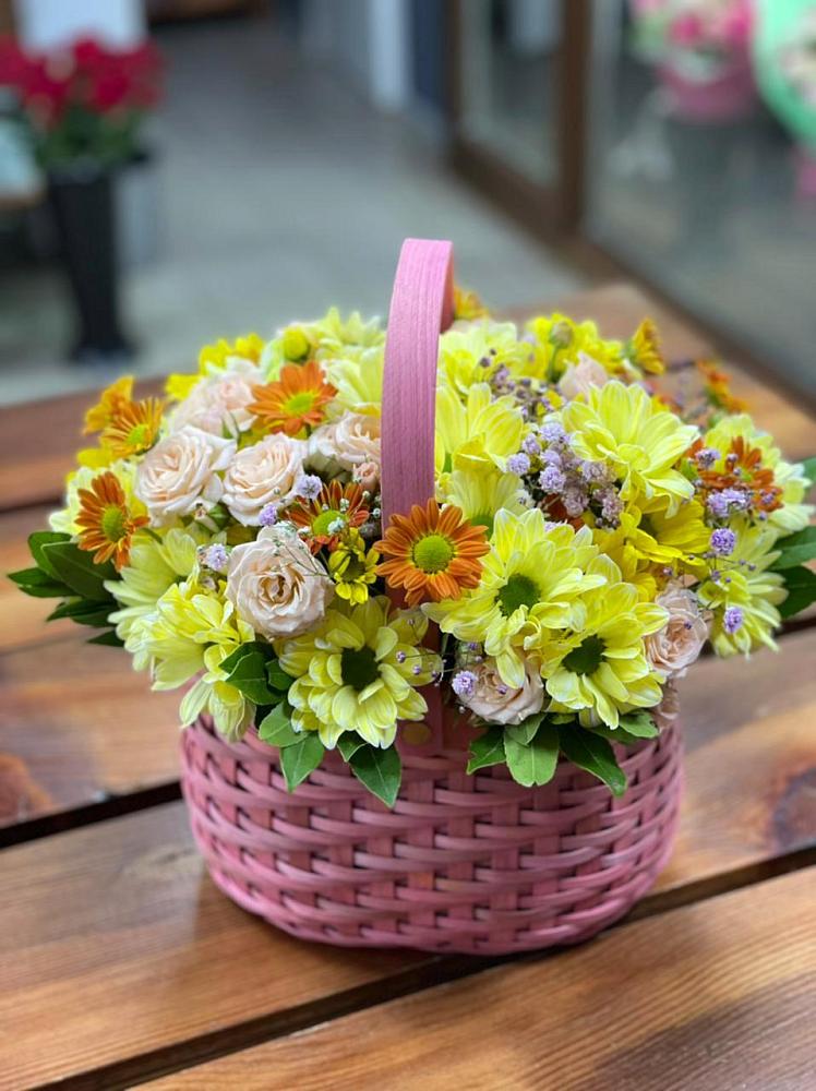 Цветочная композиция из Хризантемы и Розы в корзине в Центральный
