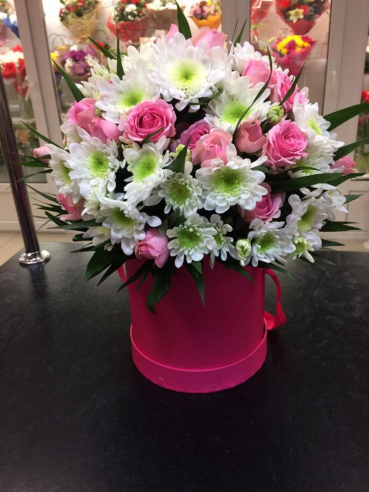 Цветочная композиция из Розы и Хризантемы в шляпной коробке в Центральный