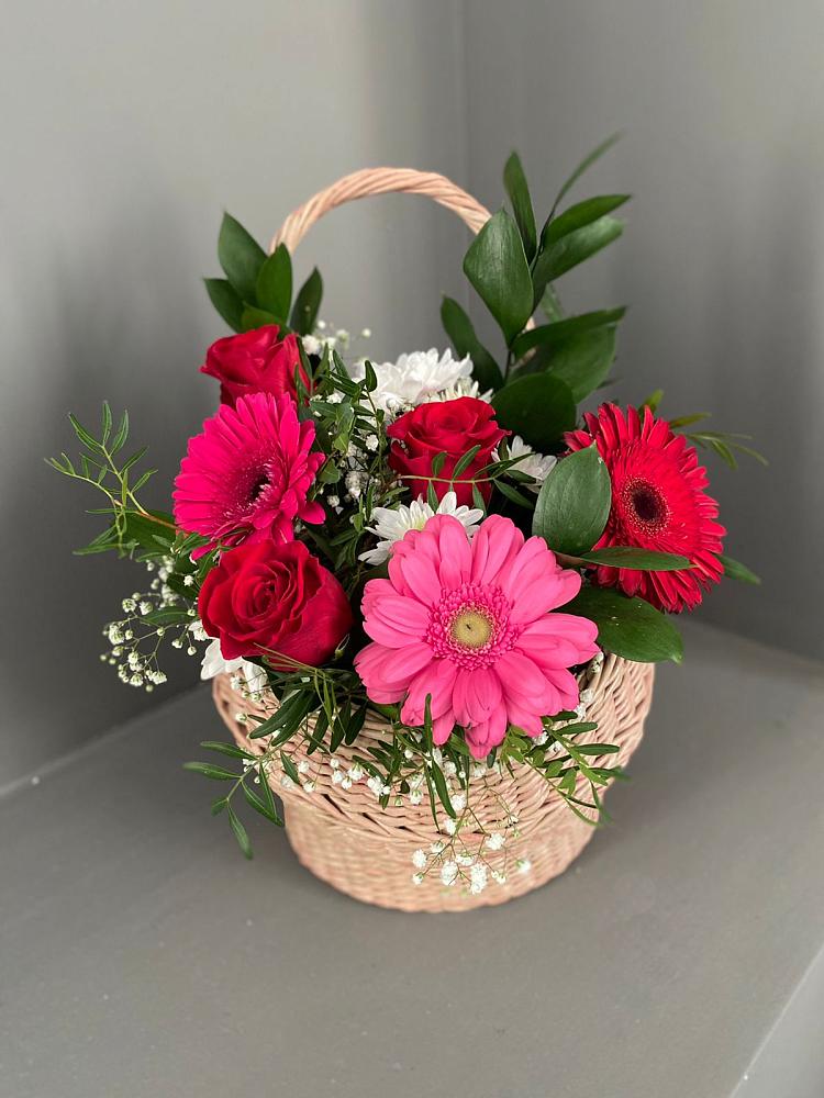 Цветочная композиция из Розы, Хризантемы и Герберы в корзине в Центральный