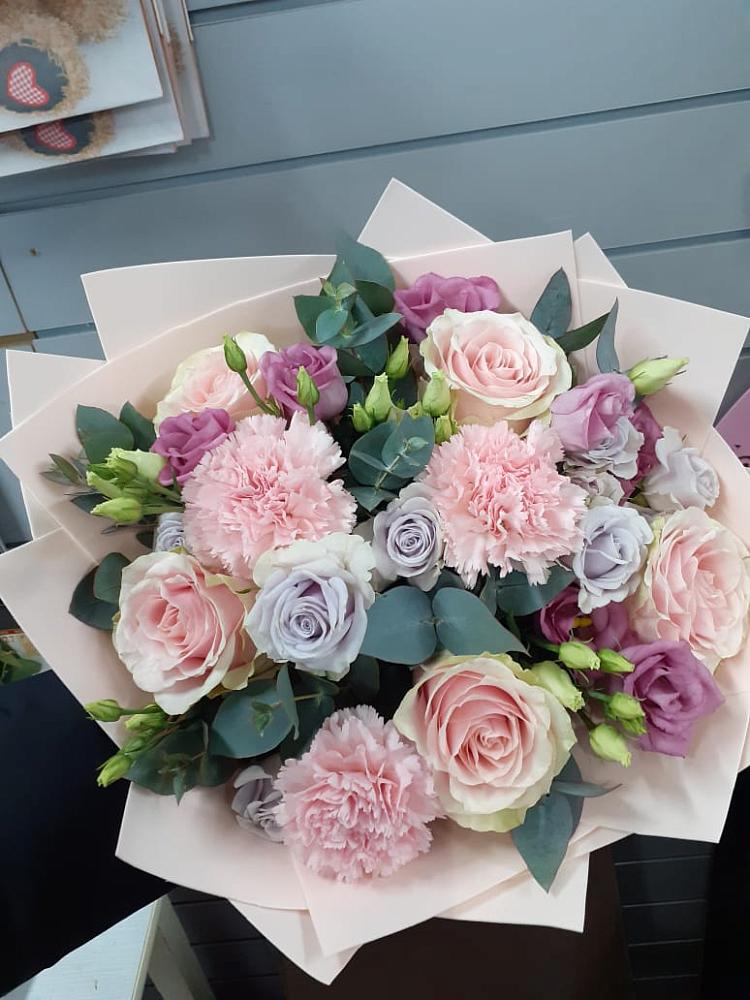 Букет цветов из: Розы, Гвоздики и Лизиантусы в Центральный